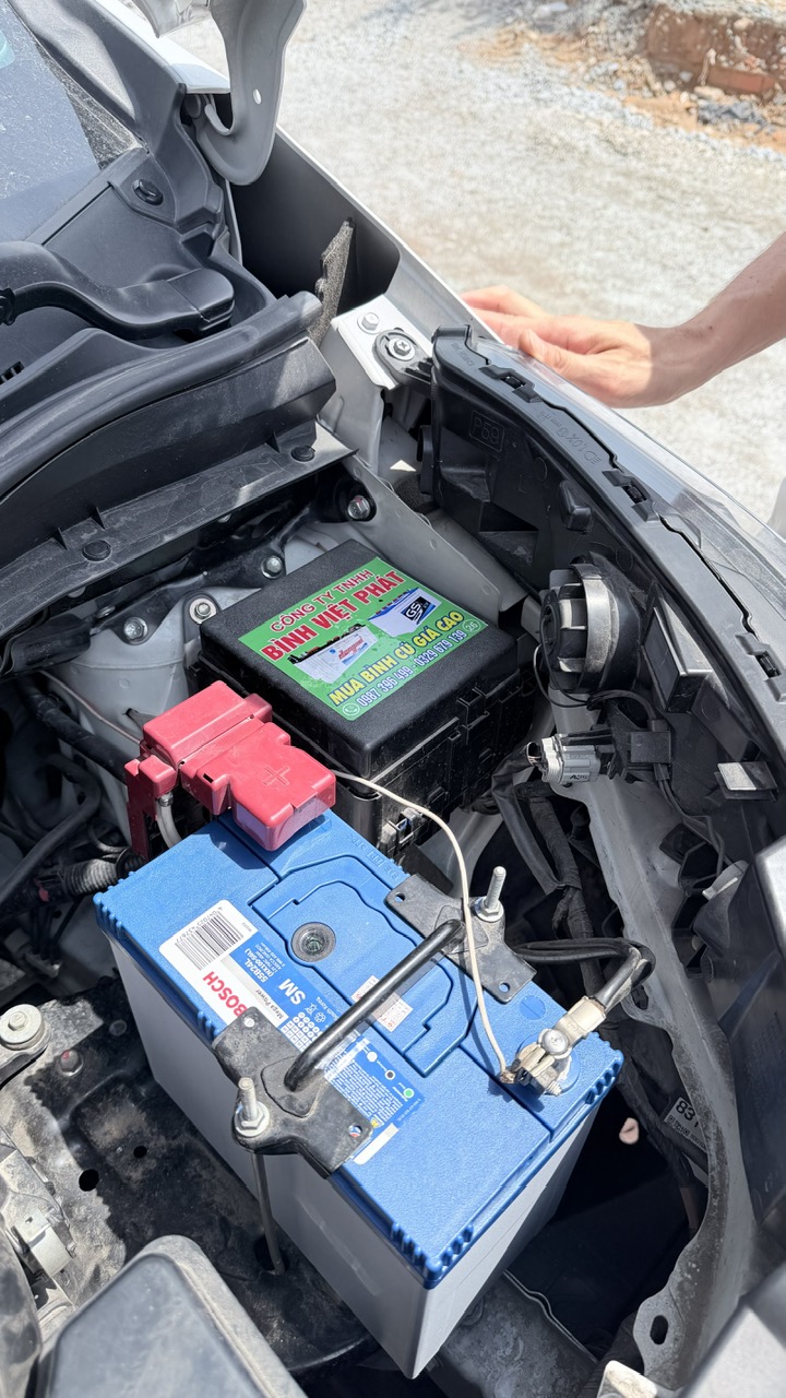 xe-mitsubishi-xpander-chay-dich-vu-nen-lap-binh-ac-quy-nao.