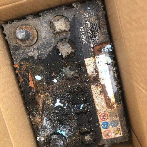 binh-ac-quy-bi-can-dung-dich-do-dynamo-sac-qua-tai