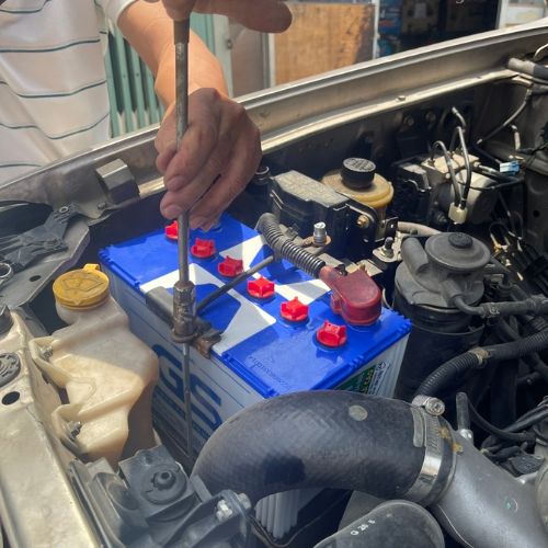 thay-binh-ac-quy-gs-12v-80ah-nuoc-95d31r-tai-binh-duong